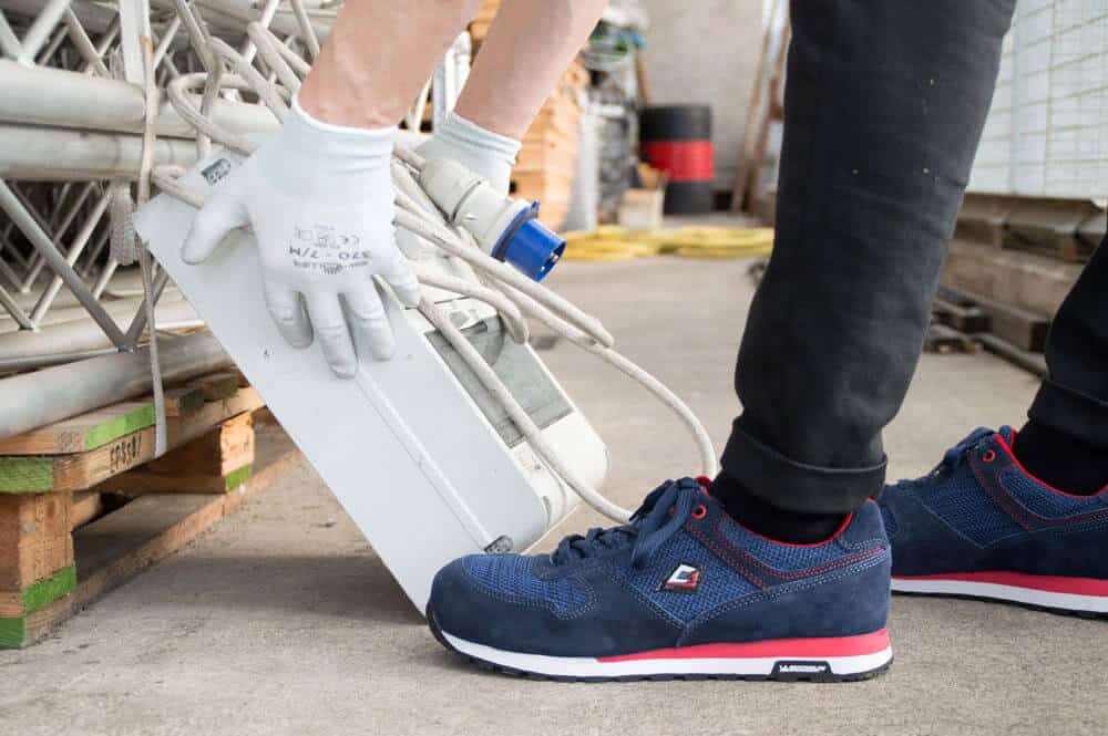 Sneaker coquée travail en entrepôt